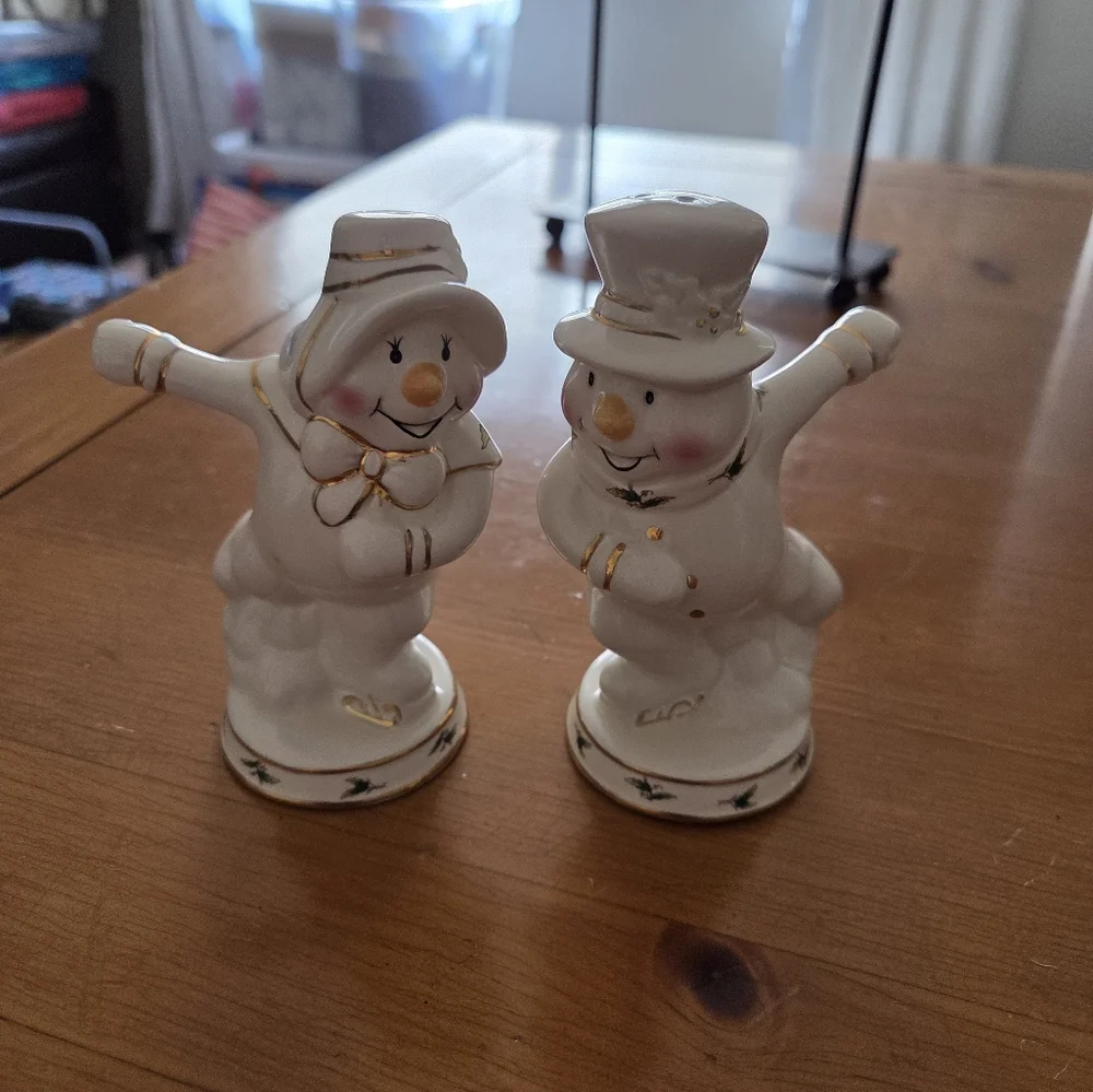 Adorable Skating Snowman Couple Salt And Pepper Shakers Holly Holiday